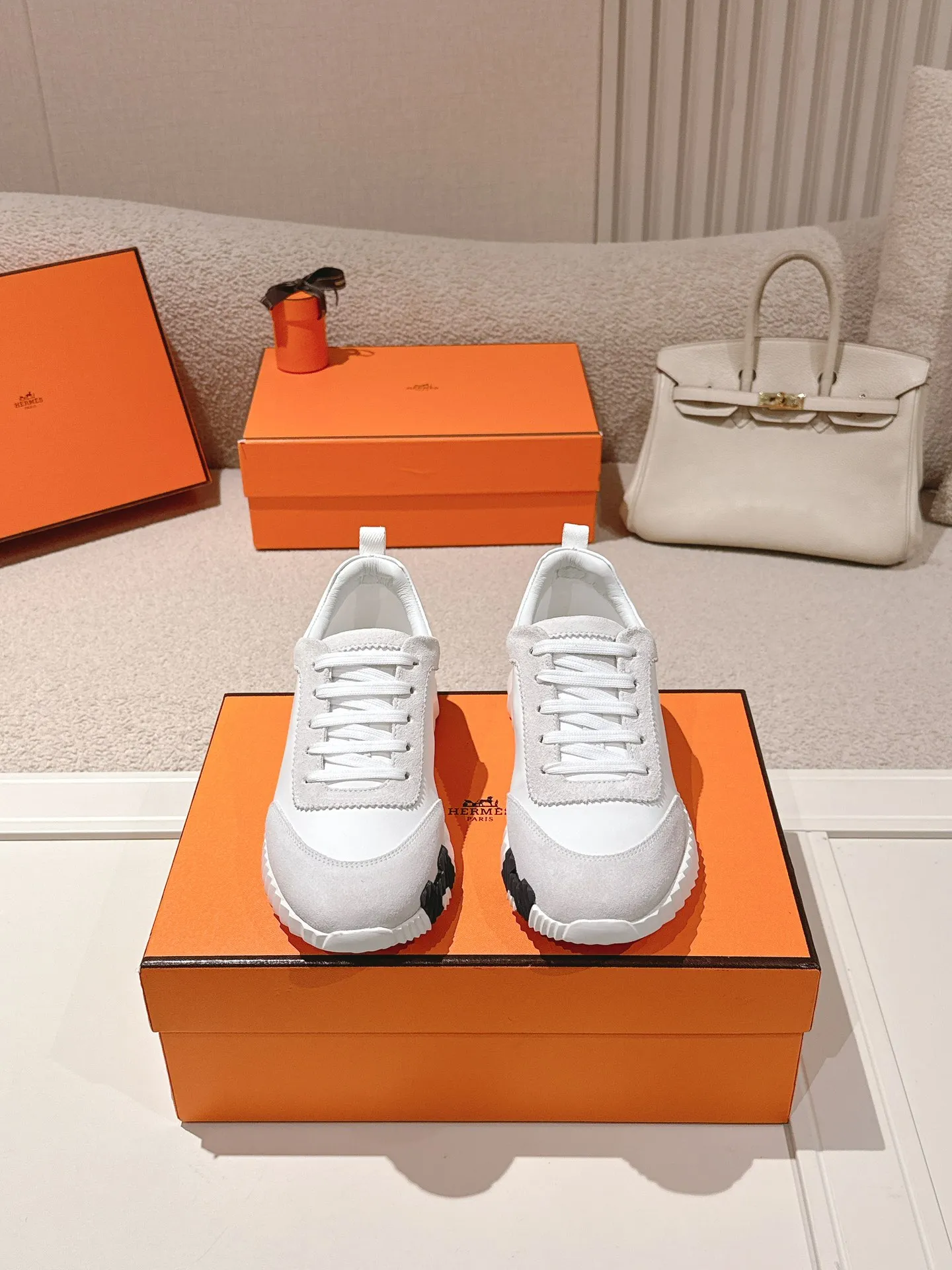 Men's shoes 💰600💰 Hermes top version # Hermès H family classic couple's casual sports shoes Couple's casual sports dad shoes combine high-tech canvas and suede goatskin, and are decorated with an exaggerated "H" letter on the rubber sole. The italic design and bright colors show vitality and continue the brand's design inspiration. Stroll around the city lightly and feel free and comfortable. Exquisitely packaged at the delivery counter 🛍📦 Fabric: Original special material and cow suede Lining: Customized breathable mesh Outsole: Open-molded TPU + rubber foam material Bottom thickness: 3CM Size: 35-45